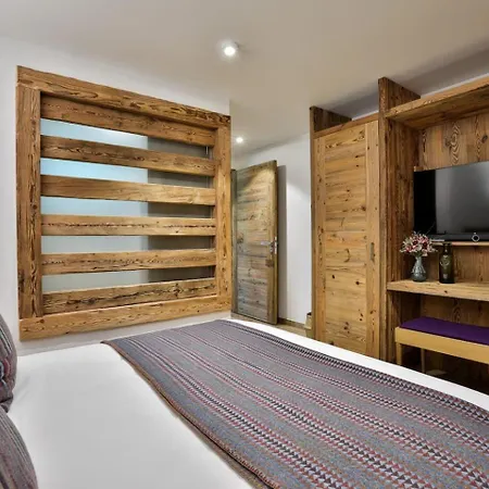 Villa Chalet Luxury Retreat In A Quiet Area - What'app - 0034-635-520-036 - For Reservations!